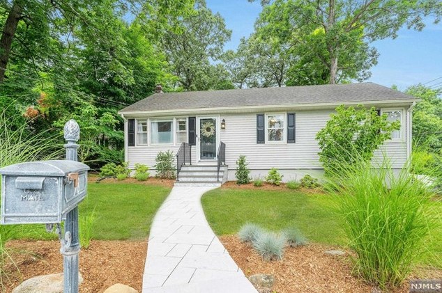 98 Yawpo Ave, Oakland, NJ 07436-3212