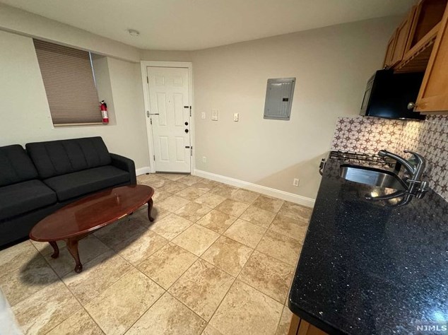 6307 Broadway, West New York, NJ 07093-3073