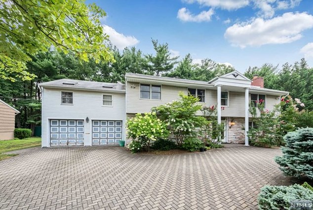 16 Columbine Rd, Paramus, NJ 07652