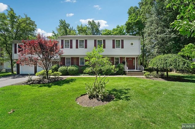 90 Colgate Ave, Paramus, NJ 07652