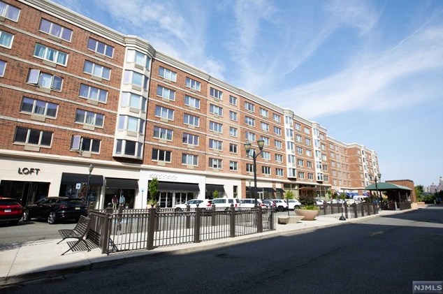 5105 City Pl, Edgewater NJ  07020-3167 exterior