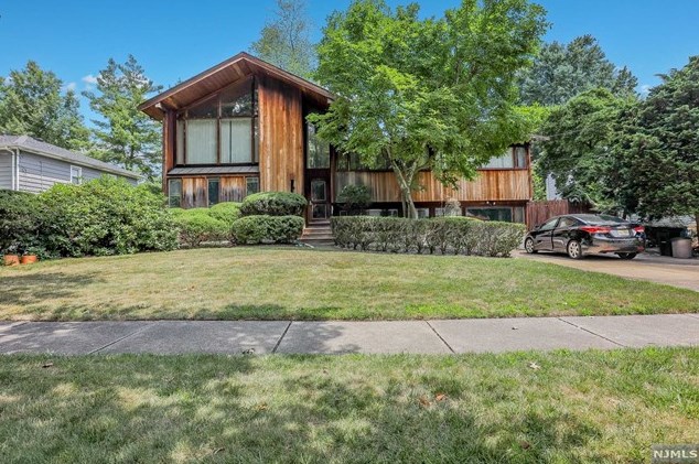 16 Coles Ct, River Edge, NJ 07661-1002
