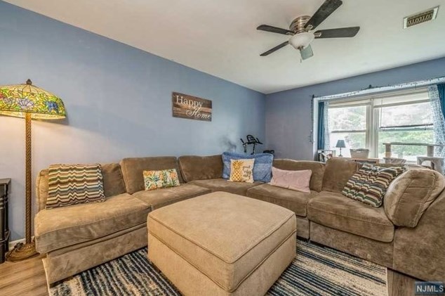 72 Vlg Dr, Hardyston NJ 07419-1134 exterior