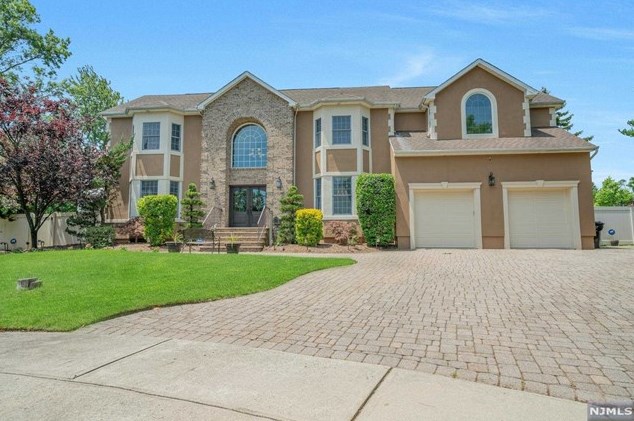 690 Victoria Ave, Paramus, NJ 07652