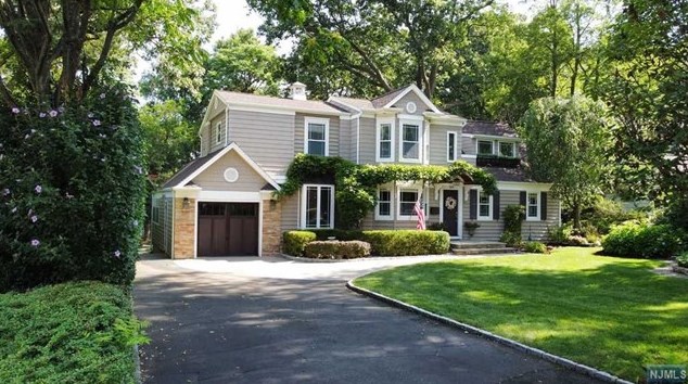 389 Oakwood Dr, Wyckoff, NJ 07481