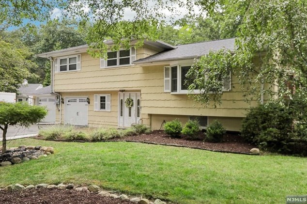 5 Ceely Ct, Allendale, NJ 07401-2101