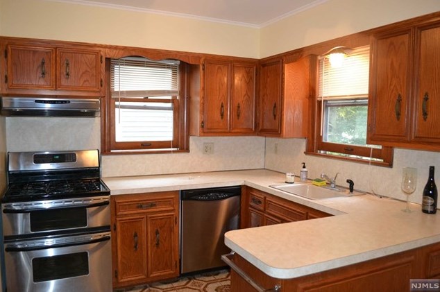 32 Maple Ave, Waldwick, NJ 07463-1621
