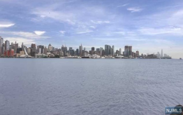 20 Ave At Port Imperial, West New York NJ 07093-8417 exterior