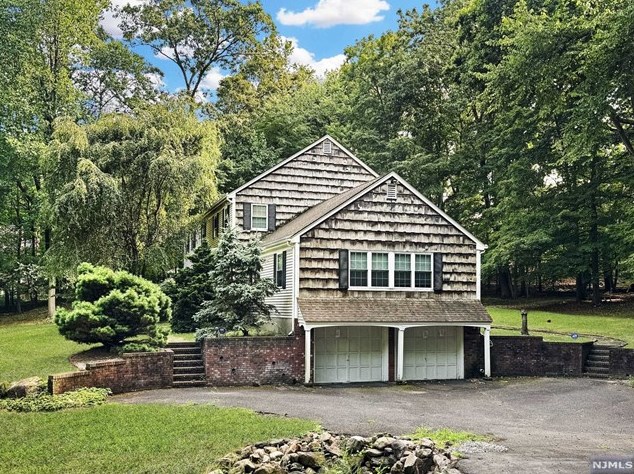 4 Adams Rd, Upper Saddle River, NJ 07458