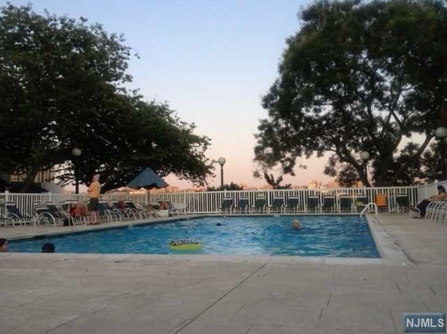 1077 River Rd #th12, Edgewater, NJ 07020