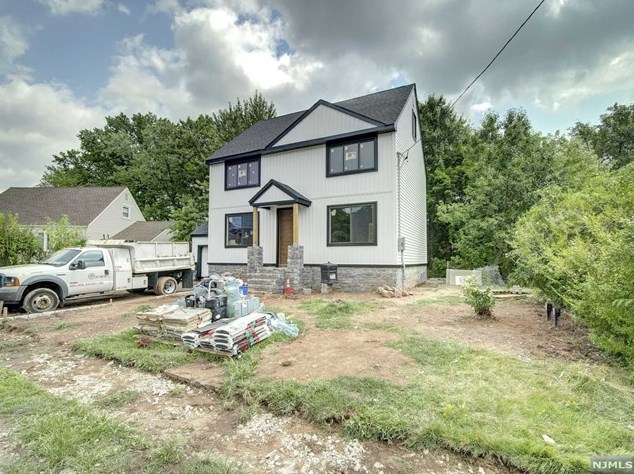 298 E Lanza Ct, Saddle Brook, NJ 07663