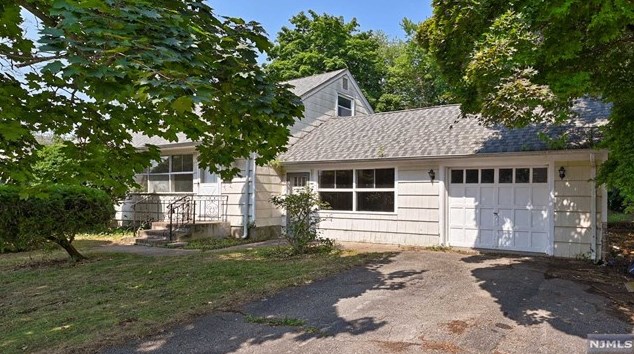 7 White Oak Ln, Wayne, NJ 07470