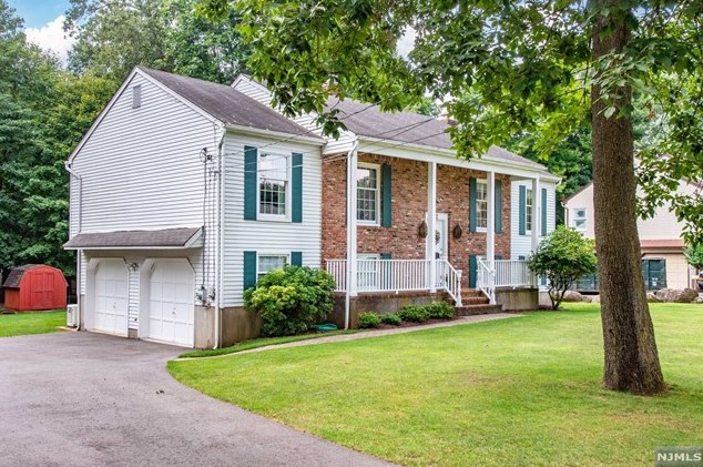 12 Robin Ln, Oakland, NJ 07436