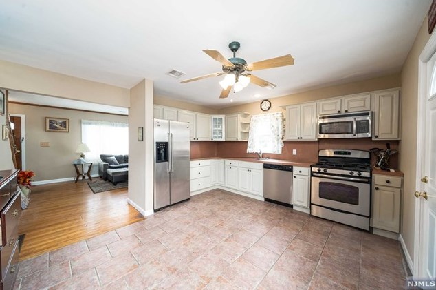 411 Outwater Ln, Saddle Brook, NJ 07663