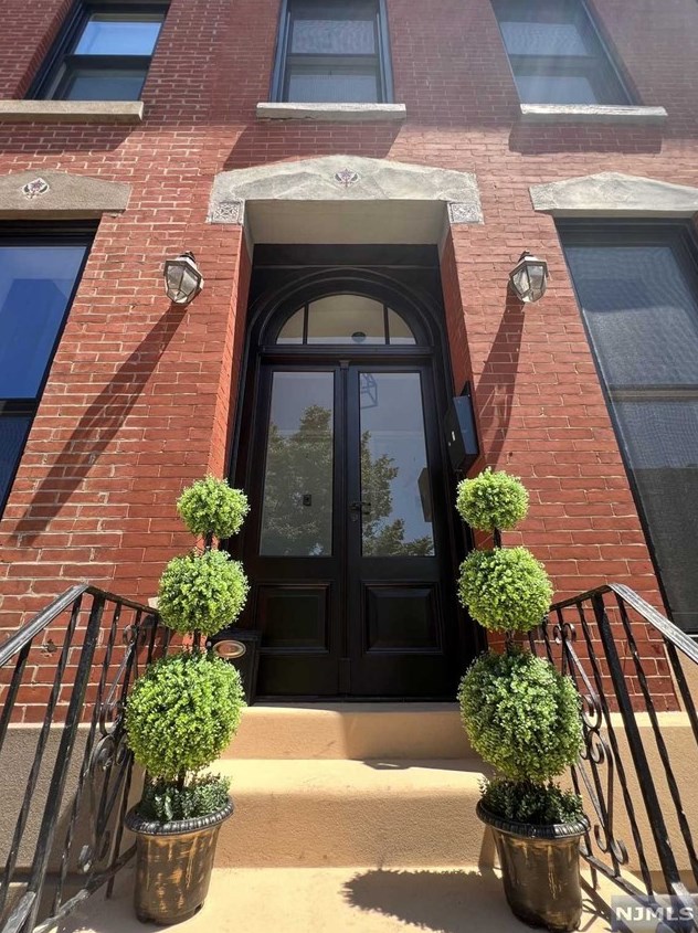 560 Bramhall Ave, Jersey City, NJ 07304-2324