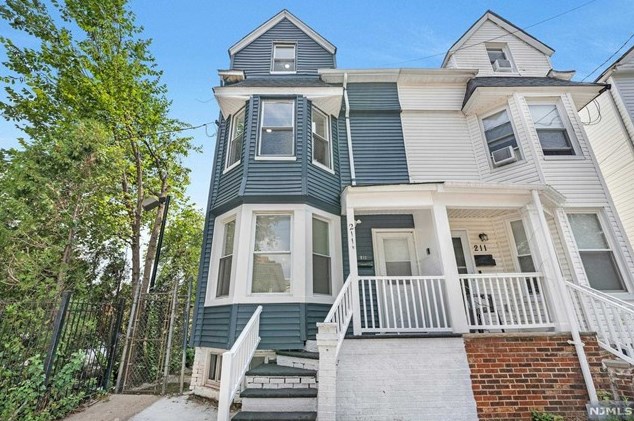 211 1/2 2nd St, Newark, NJ 07107