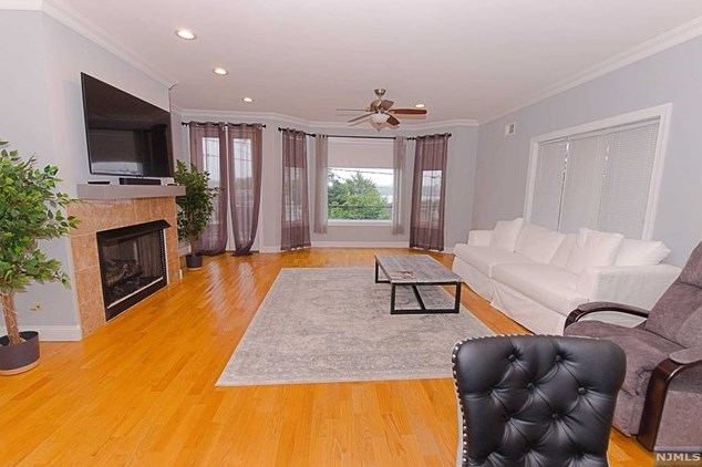 592 Undercliff Ave, Edgewater NJ  07020-1457 exterior