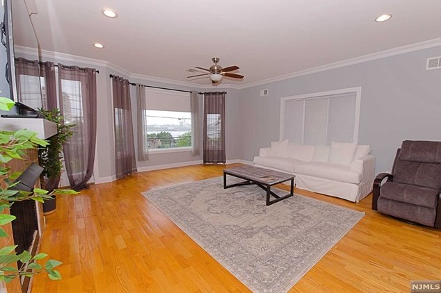 592 Undercliff Ave, Edgewater NJ  07020-1457 exterior