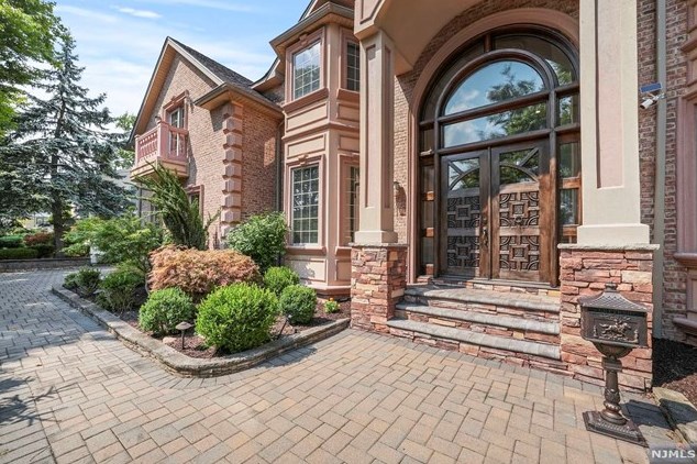 173 Haase Ave, Paramus, NJ 07652