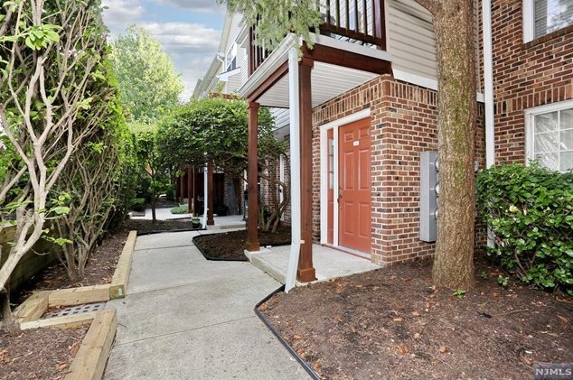 348 Village Ct #348, West Fort Lee, NJ 07024