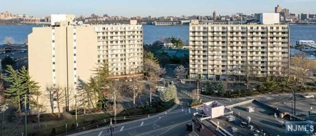 1055 River Rd #202, Edgewater, NJ 07020