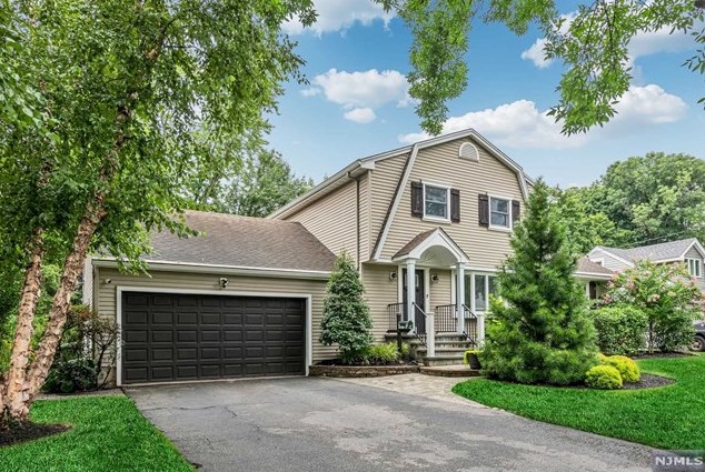 793 Jersey Pl, Paramus, NJ 07652