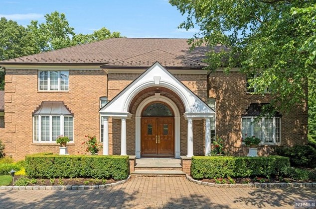 787 Peach Tree Ln, Franklin Lakes, NJ 07417