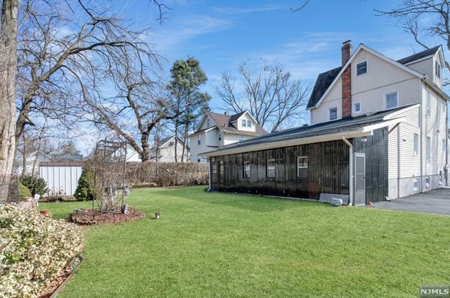 92 Delaware Ave #2, Dumont, NJ 07628