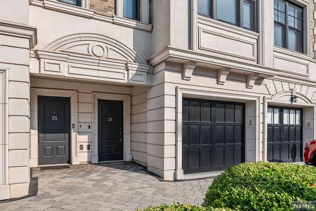 28 Marquis Ct, Edgewater, NJ 07020-2900