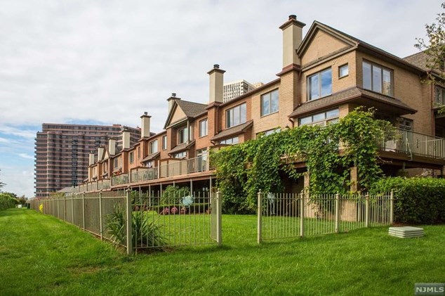 17 Victoria Pl #17, West Fort Lee, NJ 07024