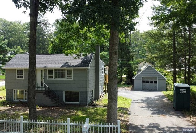 25 Morsemere Rd, West Milford, NJ 07421
