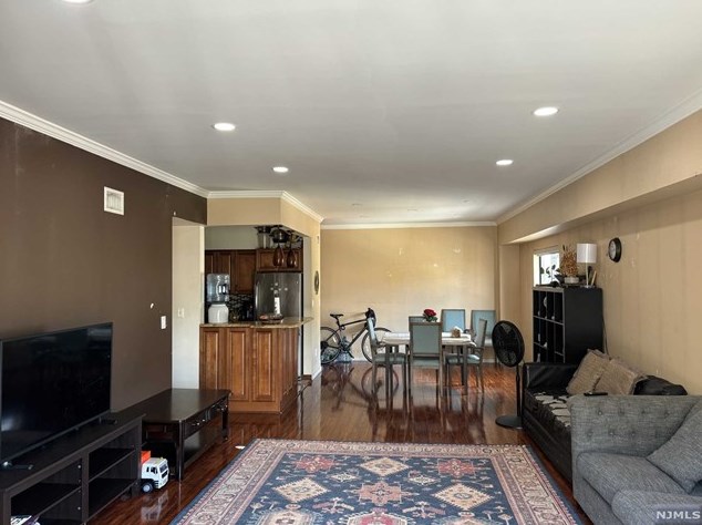390 Gorge Rd, Cliffside Park, NJ 07010-2700