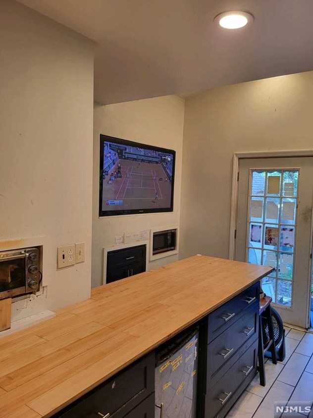 14 Valley View Ave, Oakland, NJ 07436
