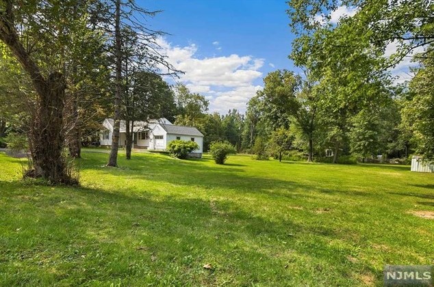 1404 Valley Rd, Millington, NJ 07946-1603