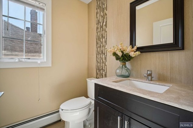 418 Columbia Ave, Cliffside Park NJ 07010-3018 exterior