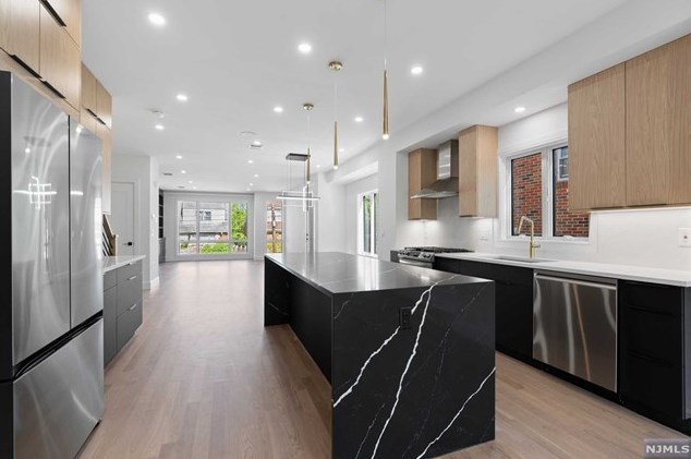 820 Kingsland Ln #a, West Fort Lee, NJ 07024