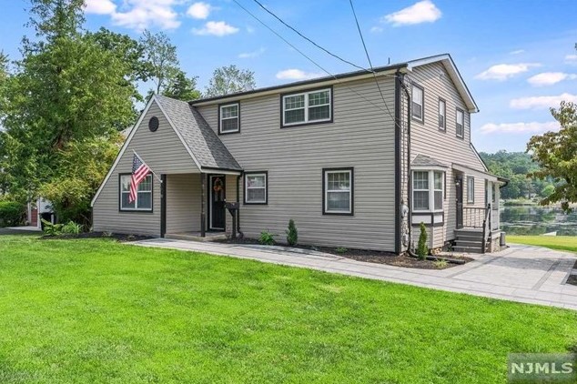 82 Lake W Dr, Wayne, NJ 07470