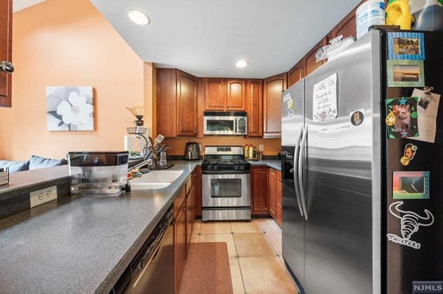 251 Riverwalk Way, Clifton NJ 07014-1736 exterior