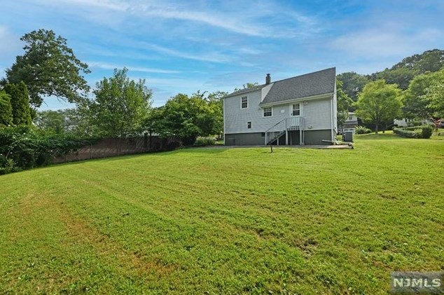 375 Burnet Pl, Paramus, NJ 07652