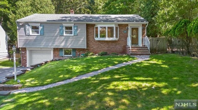 10 Iroquois Ave, Oakland, NJ 07436
