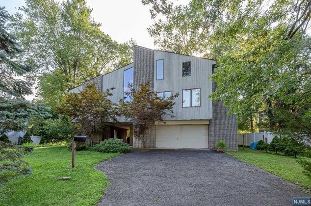 17 Sycamore Ave, Hillsdale, NJ 07642