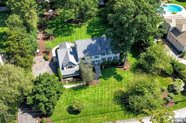 16 Spook Ridge Rd, Upper Saddle River, NJ 07458