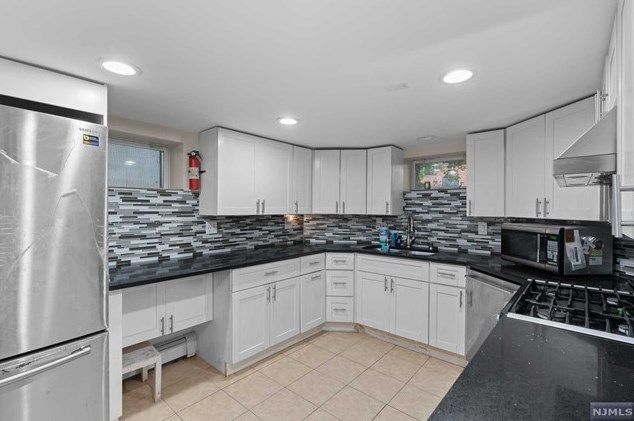 419 Ter Ave, Hasbrouck Heights NJ 07604-2430 exterior