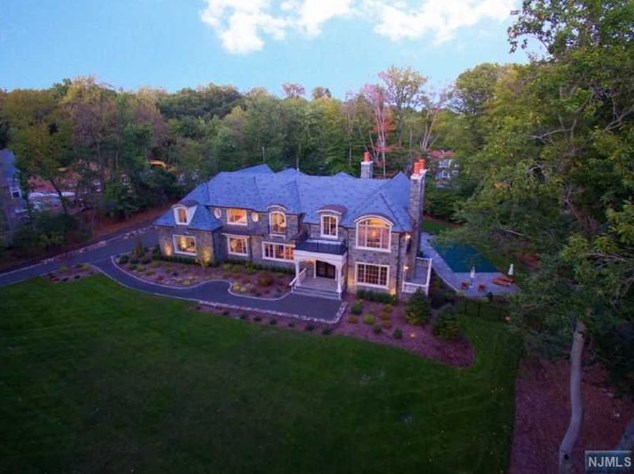 2 Beechwood Dr, Upper Saddle River, NJ 07458