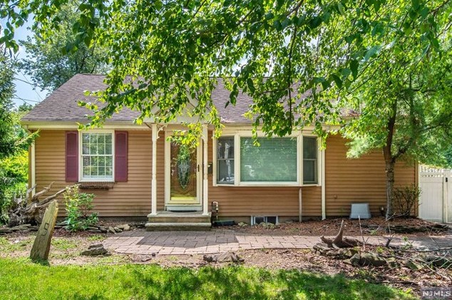 5 Loyola Pl, Oakland, NJ 07436