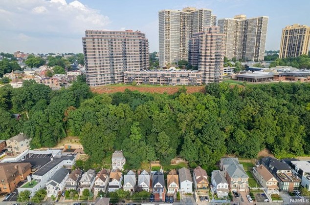 374 Undercliff Ave, Edgewater NJ  07020-7251 exterior