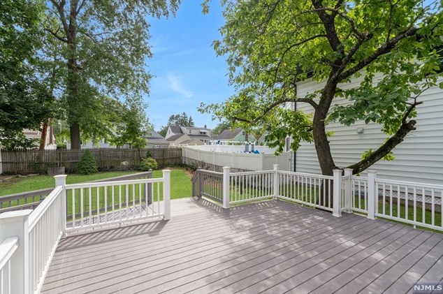 15 John Pl, Bergenfield NJ 07621-3316 exterior