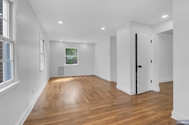 15 John Pl, Bergenfield NJ 07621-3316 exterior