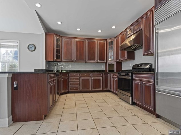 81 Bracken Hill Rd, Hardyston, NJ 07419-1287