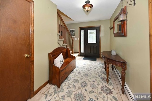 299 N Farview Ave, Paramus, NJ 07652